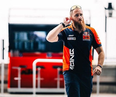 GOLDENE HÄNDE: VOM UMGANG MIT SCHMERZEN UND VERLETZUNGEN IN DER MOTOGP™