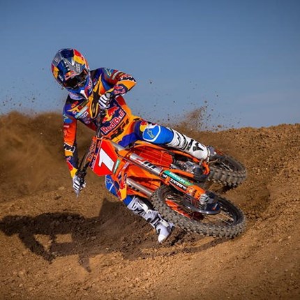 RIDE LIKE A WINNER WITH THE 2025 KTM SX-F FACTORY EDITIONS 
2025 KTM 450 SX-F and KTM 250 SX-F FACTORY EDITIONS are set to roll into start gates and will soon be leaving track rivals i ... Weiter >>