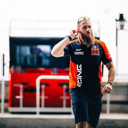 GOLDENE HÄNDE: VOM UMGANG MIT SCHMERZEN UND VERLETZUNGEN IN DER MOTOGP™ 
Warum beschäftigt Red Bull KTM Factory Racing einen eigenen Physiotherapeuten, und warum absolvieren die MotoGP™-Fahrer am R ... Weiter >>