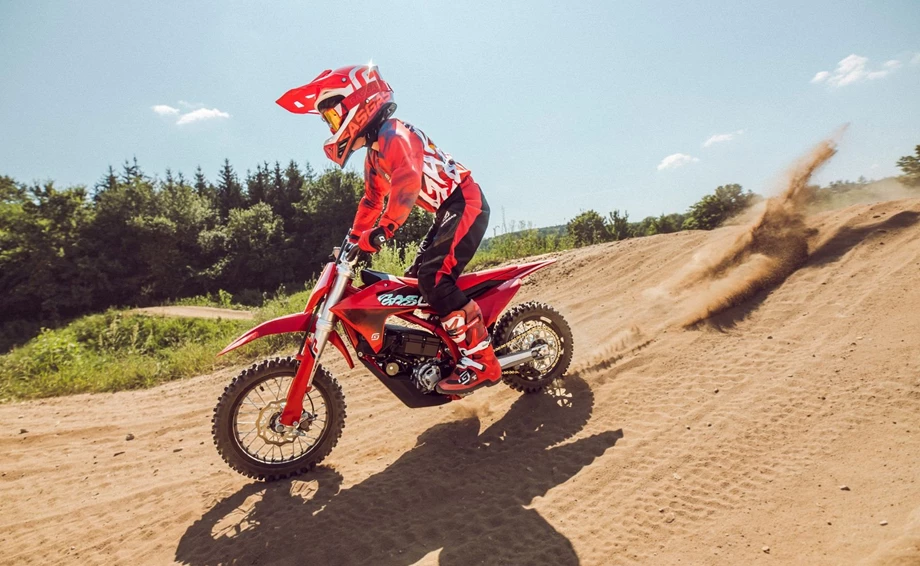 GASGAS REVAMPS ITS AWESOME MC-E 5 ELECTRIC DIRT BIKE Bild 1: GASGAS REVAMPS ITS AWESOME MC-E 5 ELECTRIC DIRT BIKE