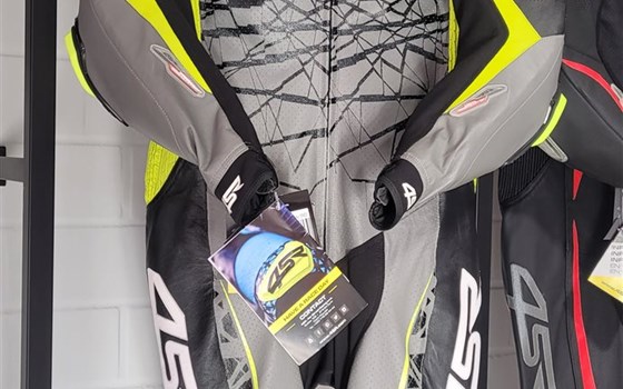 Die neue 4SR Racing Ultra Light GREY AR Lederkombi - Bild 1