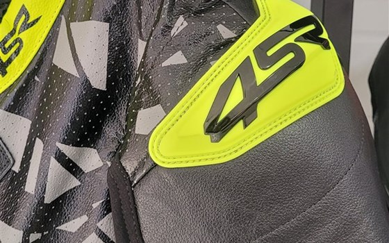 Die neue 4SR Racing Ultra Light GREY AR Lederkombi - Bild 3