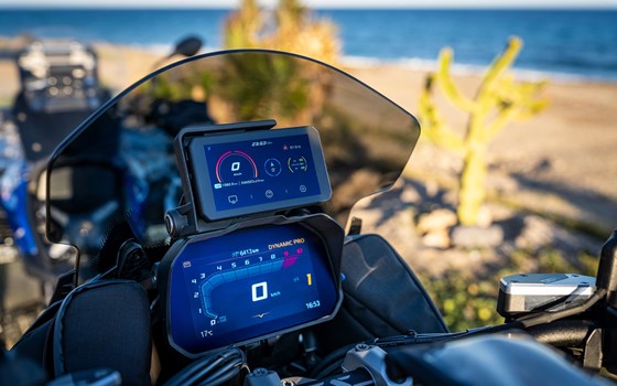 Der Wunderlich Blendschutz für das BMW 6,5 Zoll TFT-Cockpit  - Bild 1