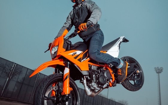 STOP GROWING UP!  Supermoto für alle - Bild 2 STOP GROWING UP!  Supermoto für alle - Bild 2