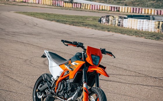 STOP GROWING UP!  Supermoto für alle - Bild 4 STOP GROWING UP!  Supermoto für alle - Bild 4