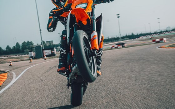 STOP GROWING UP!  Supermoto für alle - Bild 8 STOP GROWING UP!  Supermoto für alle - Bild 8