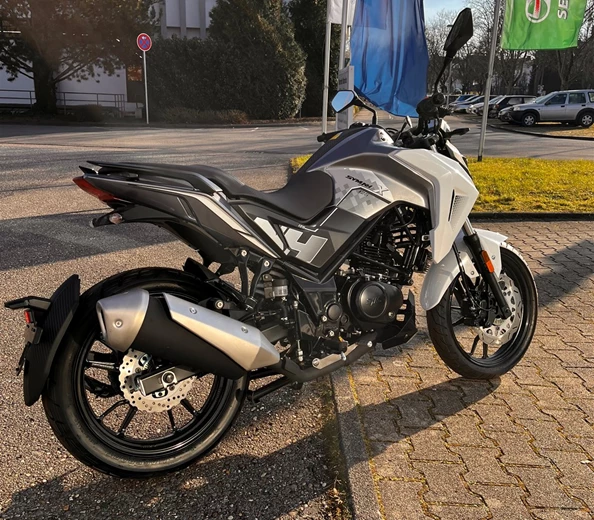 SYM 125 NH-X Naked Bike zum Geburtstags Aktionspreis
SYM 125 NH-X Naked Bike zum Geburtstags Aktionspreis
solange vorrätig
30 Jahre ACB - unsere Aktionen zum Firmengeburtstag
125er SYM NH X
Lag ...