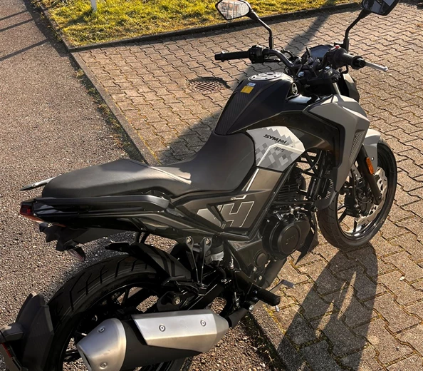 SYM 125 NH-X Naked Bike zum Geburtstags Aktionspreis
SYM 125 NH-X Naked Bike zum Geburtstags Aktionspreis
solange vorrätig
30 Jahre ACB - unsere Aktionen zum Firmengeburtstag
125er SYM NH X
La ...