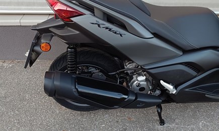Der neue Yamaha XMAX 300 (Modell 2025) in Tech Kamo! 