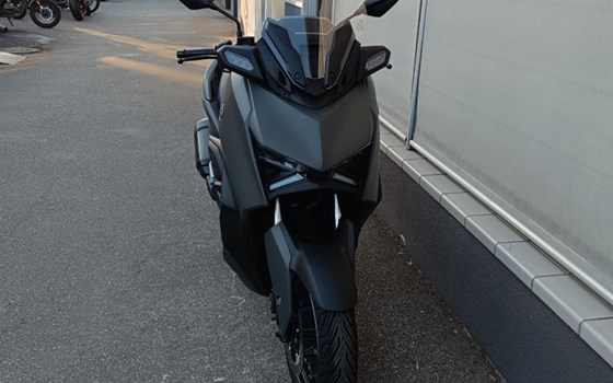 Der neue Yamaha XMAX 300 (Modell 2025) in Tech Kamo!  - Bild 2