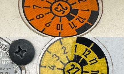 Aus Orange wird Gelb - die Farbe der neue TÜV Plakette 2025