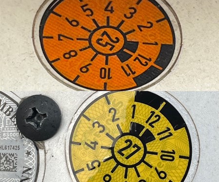 Aus Orange wird Gelb - die Farbe der neue TÜV Plakette 2025