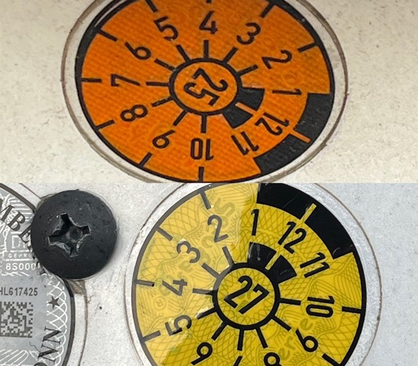 Aus Orange wird Gelb - die Farbe der neue TÜV Plakette 2025 
Aus Orange wird Gelb …die aktuelle TÜV Plakette für 2025
Jedes Jahr ändert sich die Farbe der für das Jahr gültige HU Plakette die nach bestand ...