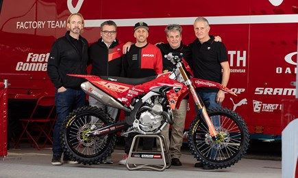 Ducati und Troy Lee Designs kooperieren im AMA Supercross-Paddock, um die Einführung der Desmo450 MX in den USA vorzubereiten