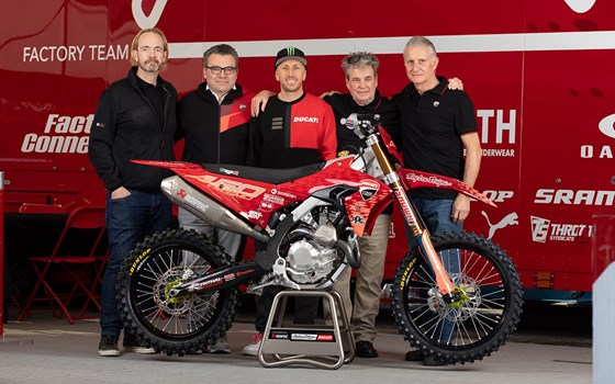 Ducati und Troy Lee Designs kooperieren im AMA Supercross-Paddock, um die Einführung der Desmo450 MX in den USA vorzubereiten - Bild 1