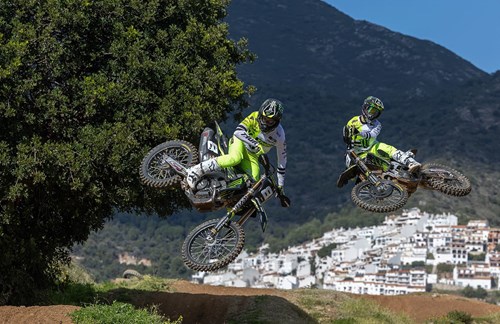 MONSTER ENERGY TRIUMPH FACTORY CALIENTA MOTORES PARA EL MXGP 2025