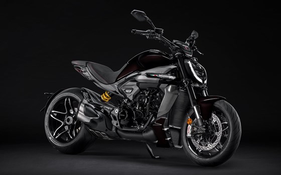 Ducati und Dsquared2 präsentieren eine von der neuen XDiavel V4 inspirierte gemeinsame Bekleidungskollektion - Bild 2