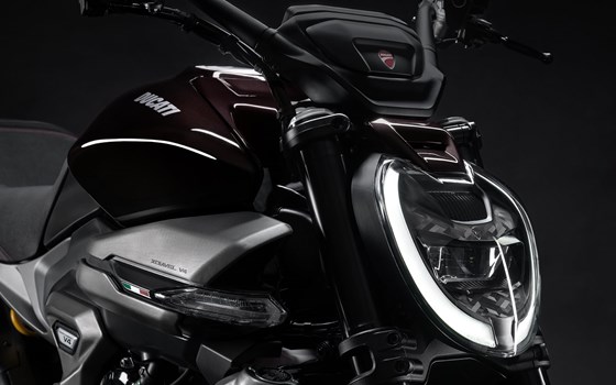 Ducati und Dsquared2 präsentieren eine von der neuen XDiavel V4 inspirierte gemeinsame Bekleidungskollektion - Bild 4