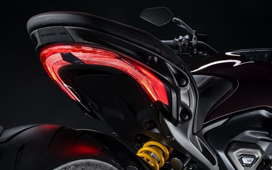 Ducati und Dsquared2 präsentieren eine von der neuen XDiavel V4 inspirierte gemeinsame Bekleidungskollektion - Bild 5