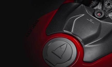 Die Ducati Panigale V4 S 2025 mit den neuen Ausstattungspaketen Carbon und Carbon Pro