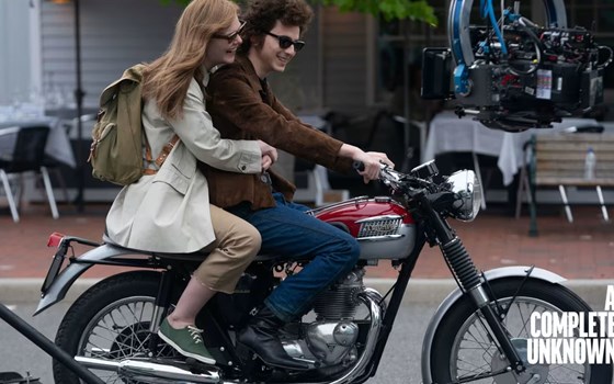 Die Triumph Bonneville T100 im Film A COMPLETE UNKNOWN - Bild 1