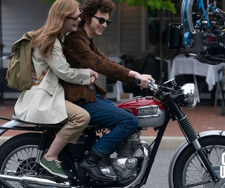 Die Triumph Bonneville T100 im Film A COMPLETE UNKNOWN