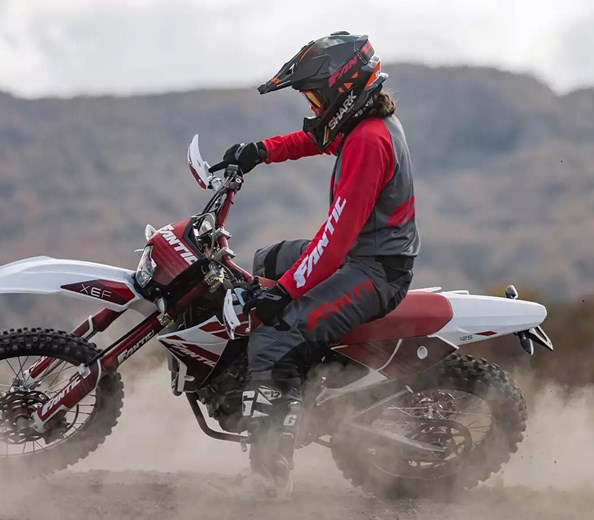 XEF 125 Competition  
Ein leistungsstarkes und leichtes Motorrad, das selbst auf den technischsten Trails hervorragende Kontrolle garantiert.

Das kompakte Fahrwerk  ...
