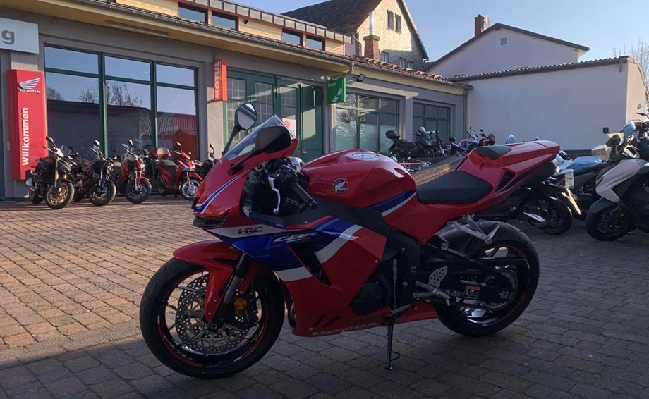 Die neue Honda CBR600RR 2025 ausgestattet mit dem Sport-Packet Bild 2: Die neue Honda CBR600RR 2025 ausgestattet mit dem Sport-Packet