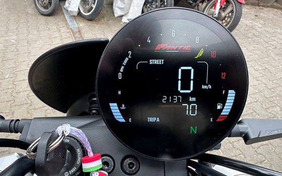 Fantic Caballero 500 Scrambler ,Rally sowie die gierige Fantic 500 Stealth Street für 2025! - Bild 4