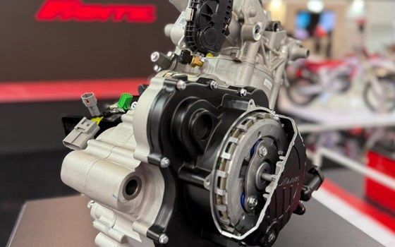 Fantic Caballero 500 Scrambler ,Rally sowie die gierige Fantic 500 Stealth Street für 2025! - Bild 5