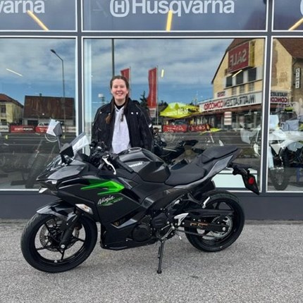 Biker Girls sind die Königinnen der Straße! 
Mira hat ihre neue Kawasaki Ninja 500 abgeholt. Jetzt zählt sie auch zu den Königinnen der  Straße!
Wir wünschen mit den Bi ... Weiter >>