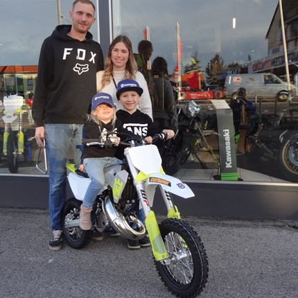 Wie der Vater - so der Sohn! 
Dieser Spruch trifft bei Louies den Nagel auf den Kopf! Der Papa ist ein begeisterter Motocrosser und sein Sohn Louies steht ... Weiter >>