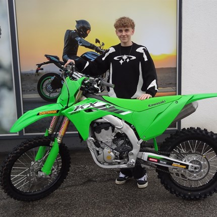 Willkommen in der Kawasaki Motocross- Familie! Dennis hat sich beim MX-Testtag in Parndorf in die neue Kawasaki KX 250/2025 verliebt! Heute holt er sein  grünes Biest ab! Wir wünschen mit den neuen Bike viel Spaß  und viel Erfolg!