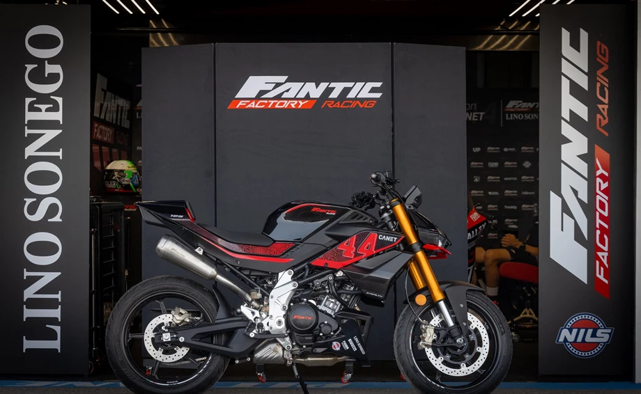 Fantic enthüllt die Stealth Canet 44: Treibstoff für den Rebellen -Limited Edition  Bild 1: Fantic enthüllt die Stealth Canet 44: Treibstoff für den Rebellen -Limited Edition