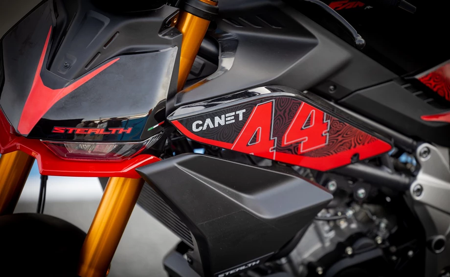 Fantic enthüllt die Stealth Canet 44: Treibstoff für den Rebellen -Limited Edition  Bild 2: Fantic enthüllt die Stealth Canet 44: Treibstoff für den Rebellen -Limited Edition