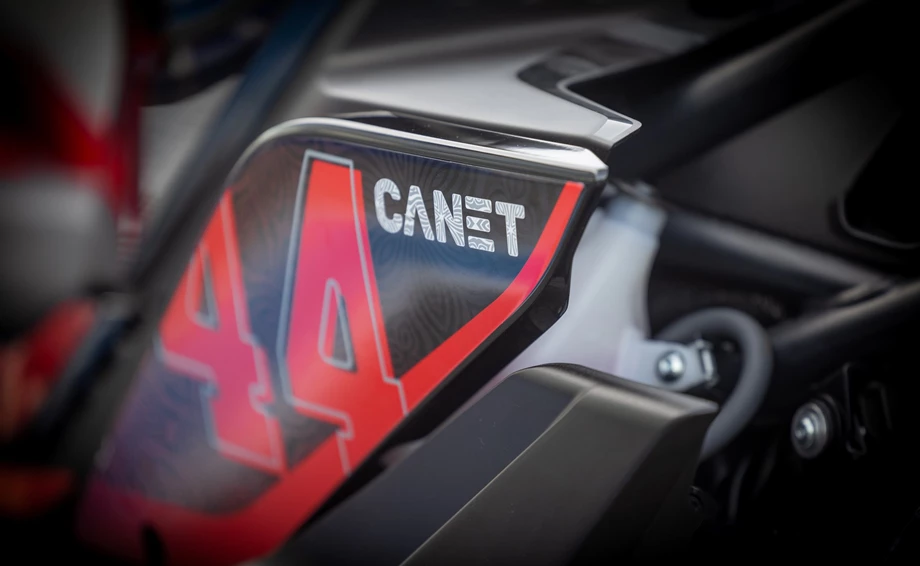 Fantic enthüllt die Stealth Canet 44: Treibstoff für den Rebellen -Limited Edition  Bild 3: Fantic enthüllt die Stealth Canet 44: Treibstoff für den Rebellen -Limited Edition