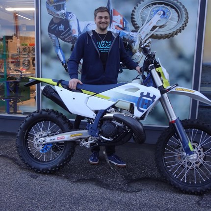 Besitzwechsel einer Husqvarna TE 300! 
Michael startet voll motiviert in die neue Enduro-Saison ! Mit seiner neuen Waffe, der Husqvarna TE 300, meistert er so manc ... Weiter >>