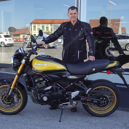 Du brauchst nicht immer einen Plan. Manchmal genügt schon ein Motorrad! 
Ab und zu muss man sich etwas für sein Wohlbefinden gönnen. Bernhard gönnt sich eines der schönsten und edelsten Bikes - ein ... Weiter >>