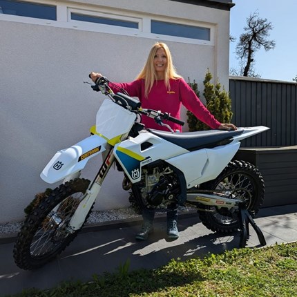 Mädels finden immer mehr Gefallen am MX-Sport! 
Von wegen MX ist nur ein Männersport. Immer mehr Mädl's finden an dieser Sportart gefallen. Andrea  hat bereits Erfahrung im ... Weiter >>
