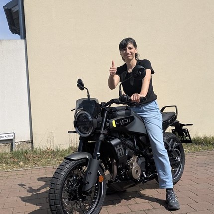 Echte Prinzessinnen kommen nicht im Kleid sondern in der Lederkombi! 
Sabine wird in Zukunft öfters mit Motorradbekleidung und mit ihrer neuen Svartpilen 401 aufkreuzen!  Wir wünschen mit den ne ... Weiter >>