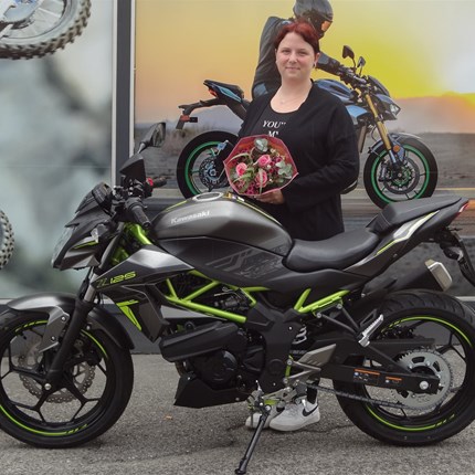 Bikerin, weil ich es einfach drauf habe! 
Es freut uns, dass wir an Melanie eine Kawasaki Z 125 übergeben dürfen! Wir wünschen mit den neuen Bike viel Spaß und viele  ... Weiter >>