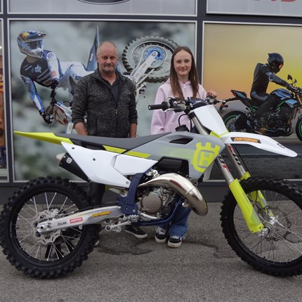 Auf Dauer hilft nur 2-Takt Power 
Das hat sich Emely auch gedacht und eine neue Husqvarna TC 125  abgeholt! Wir wünschen mit den neuen MX-Bike viel Spaß und v ... Weiter >>