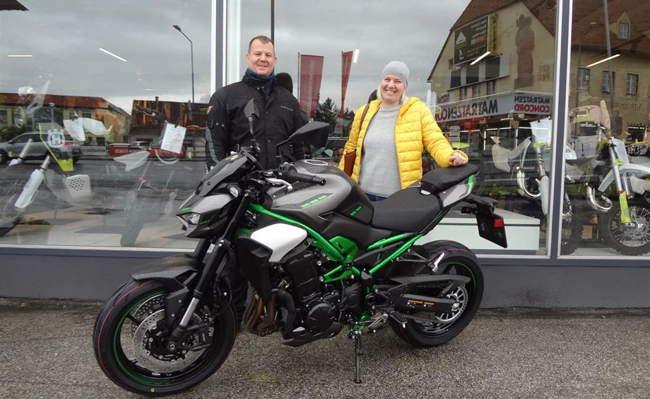 Four wheels move the body. Two wheels move the soul. Bild 1:  Four wheels move the body. Two wheels move the soul.