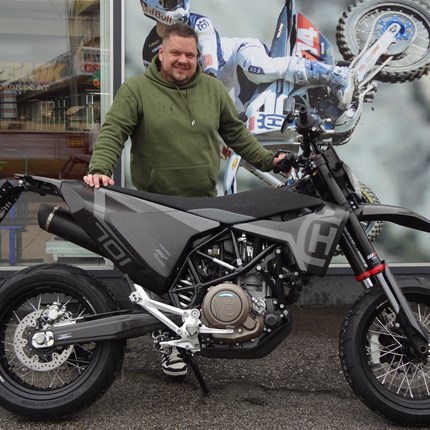  Du sollst entweder Gas geben oder bremsen, aber niemals sollst du rollen. 
Bei der Abholung seiner Husqvarna 701 Supermoto haben wir  Patrick diesen Spruch mit auf den Weg gegeben! Viel Spaß mit dein ... Weiter >>