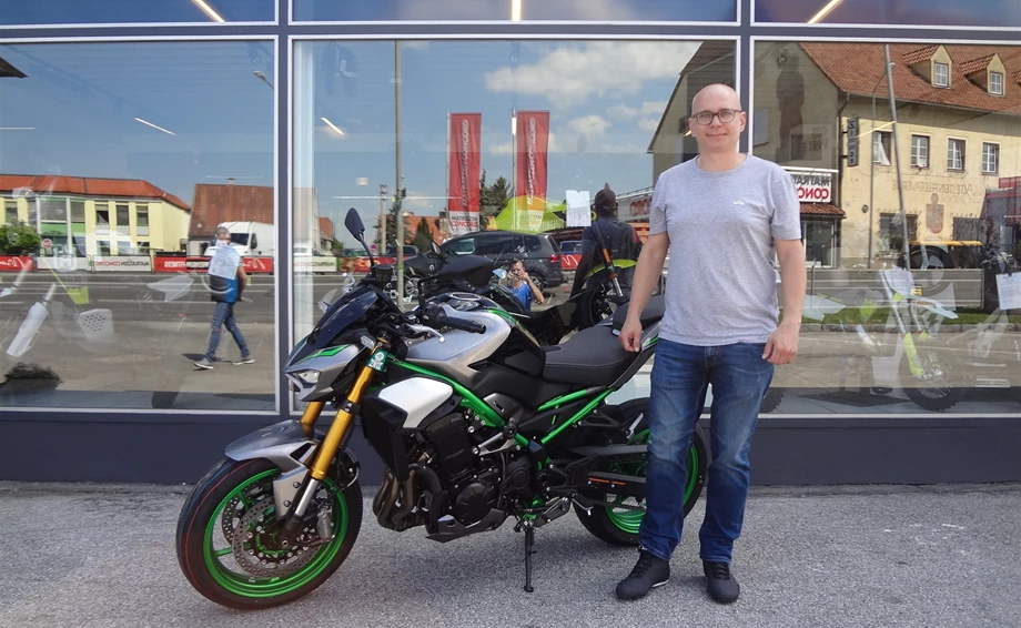 Four wheels move the body. Two wheels move the soul. Bild 1:  Four wheels move the body. Two wheels move the soul.