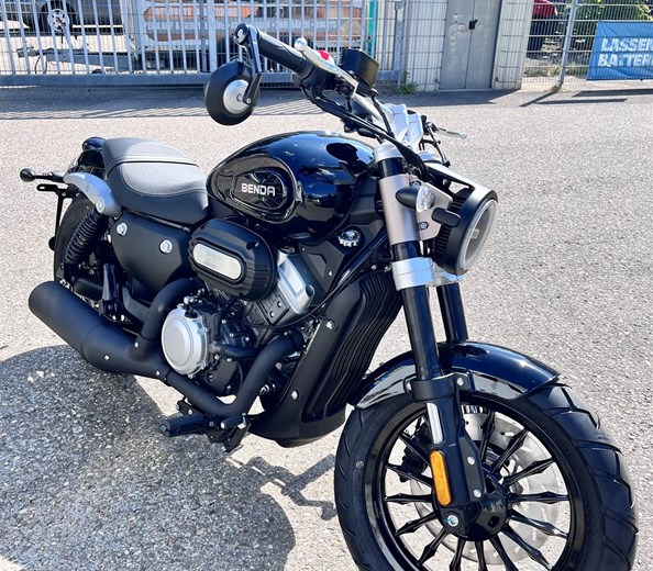 125er Chinchilla von Benda in schwarz  
Die Chinchilla 125 von Benda.
Neufahrzeug 3 Jahre Hersteller Garantie
Benda Chinchilla 125
V2-Zylinder, 6 Ventile, 10,3 kw / 14 PS
in Rot od ...