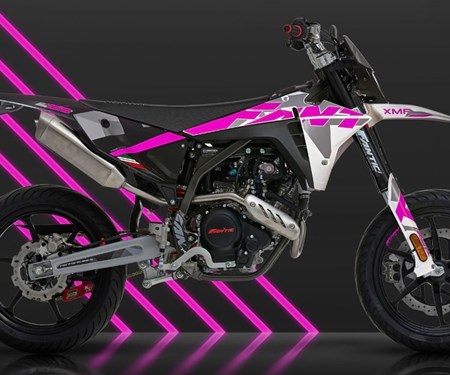 Entdecke die neuen Fantic XM 50er- und XMF 125er-Motards Performance in der Pink Edition