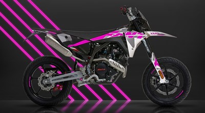 Entdecke die neuen Fantic XM 50er- und XMF 125er-Motards Performance in der Pink Edition