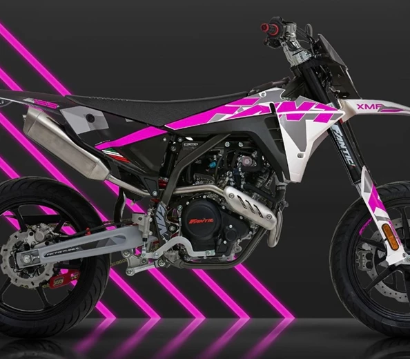 Entdecke die neuen Fantic XM 50er- und XMF 125er-Motards Performance in der Pink Edition Entdecke die neuen 50er- und 125er-Motards, jetzt auch in der Pink Edition
FANTIC ENDURO & MOTARD 2025: MEHR VERSIONEN, MEHR PERFORMANCE
ENTDECK ...