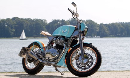 Motorrad-Bläsing  - Royal Enfield GT650 "Beach Cruiser" - Sieger des Busted Knuckles Contest Europe